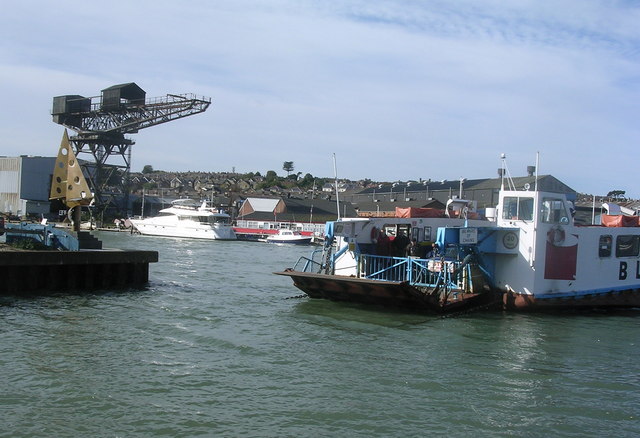 File:Chain bridge arriving at East Cowes - Geograph - 1011231.jpg