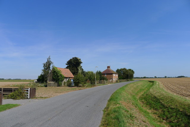 File:The northern end of a scattering of houses on Middle Marsh Road - Geograph - 5165168.jpg