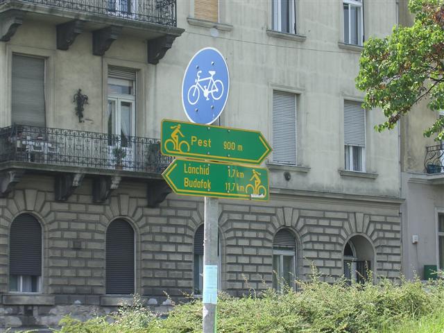 File:Budapest - cycle route in Buda - Coppermine - 4885.JPG