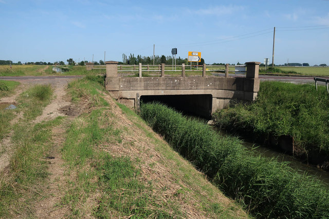 File:Saturday Bridge over Little South Holland Drain - Geograph - 6222602.jpg