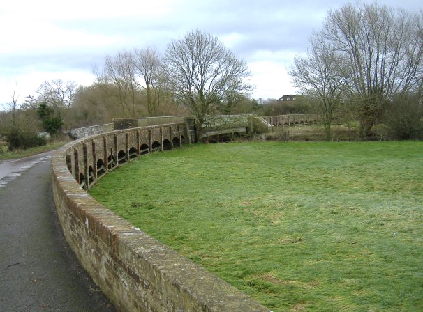 File:Maud Heath's causeway - Geograph - 309955.jpg