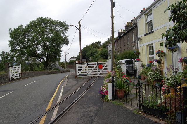 File:Level Crossing at Penrhyndeudraeth (C) SMJ - Geograph - 1397240.jpg