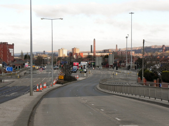 File:Broadway (A663), Chadderton - Geograph - 2247981.jpg