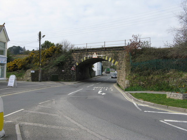 File:Railway bridge, Par - Geograph - 1250115.jpg