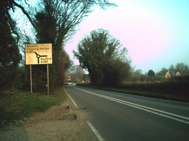 File:Approaching Burford on the A424.jpg