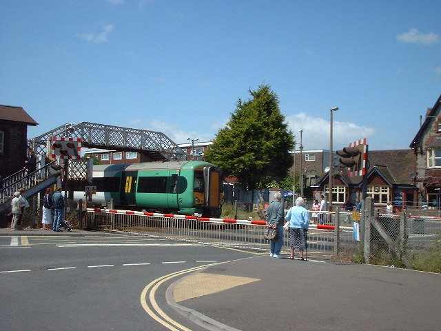 File:Lancing Station and Crossing - Geograph - 18633.jpg