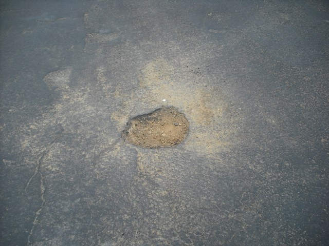 File:Pothole in microasphalt.jpg