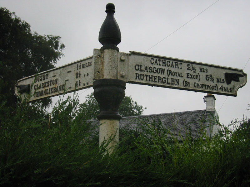 File:Fingerpost sign in Carmunnock (1b) - Coppermine - 7321.JPG