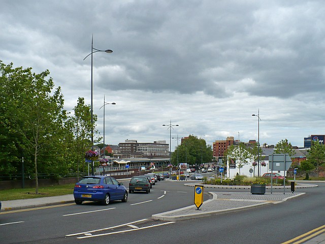 File:Roundabout, Bridge Street - Geograph - 1428676.jpg