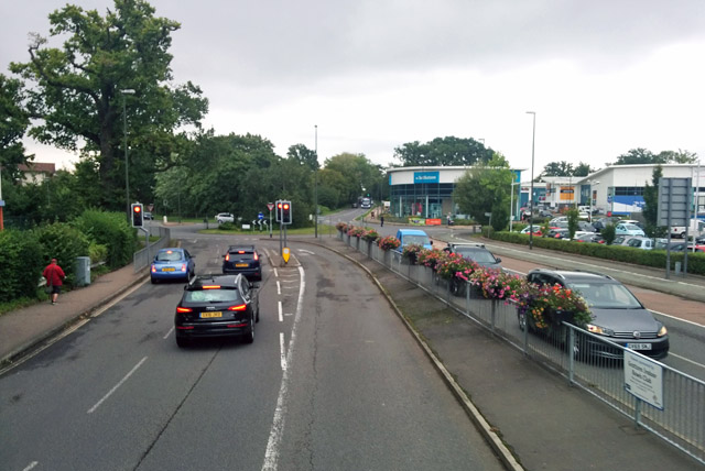 File:Lights and roundabout, Haslett Avenue East, Crawley - Geograph - 5508438.jpg