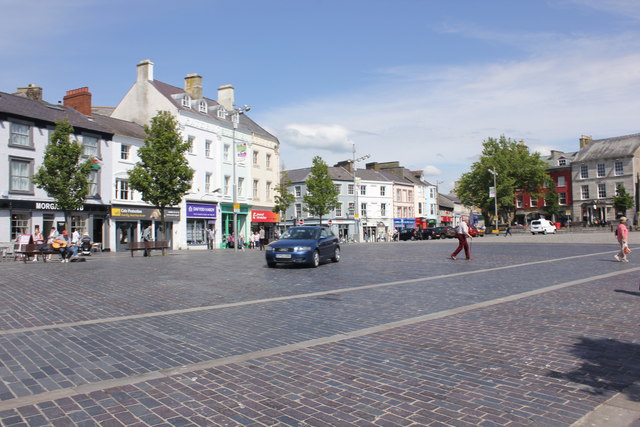 File:Castle Square, Caernarfon - Geograph - 5465437.jpg