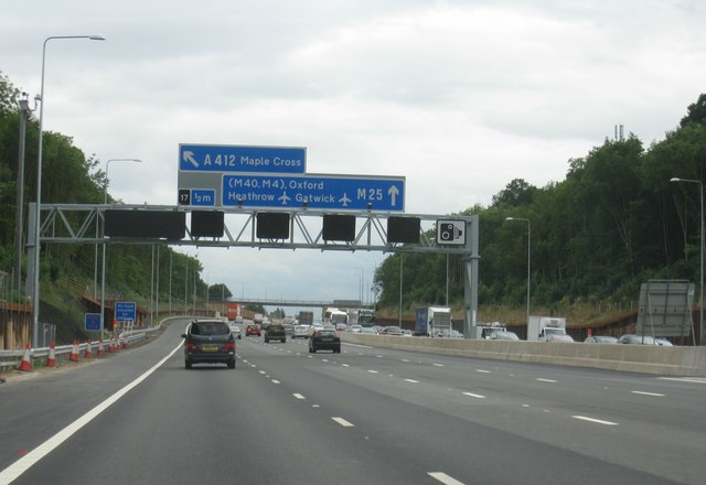 File:M25 - approaching junction 17 - Geograph - 1994719.jpg