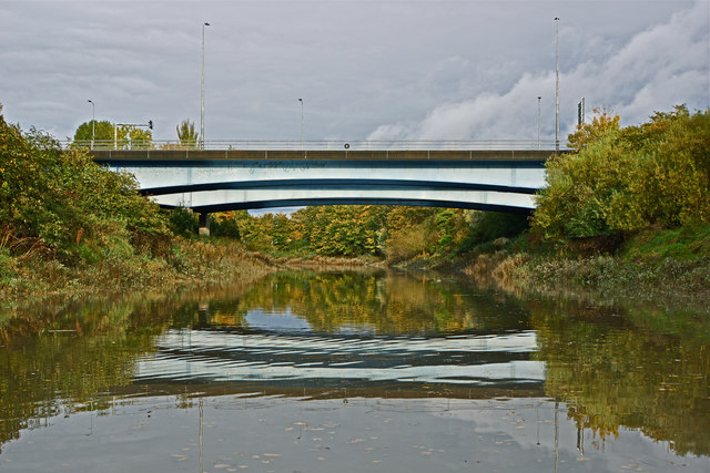 File:Bridges of the Avon Cut (12-15) - Geograph - 4718934.jpg