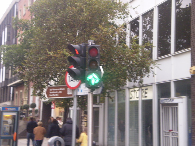 File:Philips (rounded corners) signal head, St Stephens Green, Dublin. - Coppermine - 15688.jpg