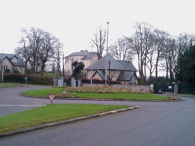 File:Roundabout junction - Geograph - 2825320.jpg