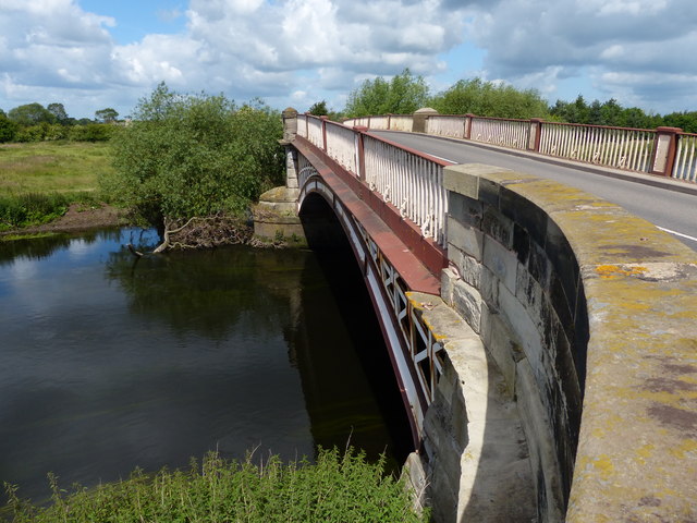 File:Salters Bridge crossing the River Tame - Geograph - 4542873.jpg