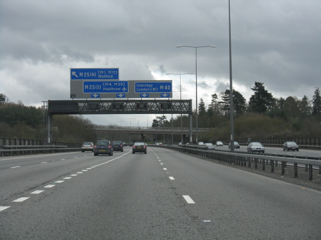 File:M40 Motorway - Signs for junction 1a - Geograph - 1792765.jpg