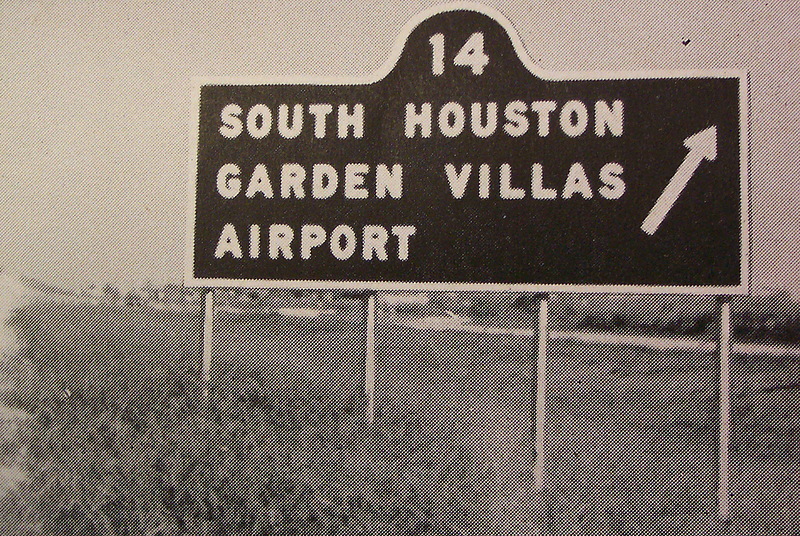 File:Texas-early-freeway-guide-sign-1950s.jpg