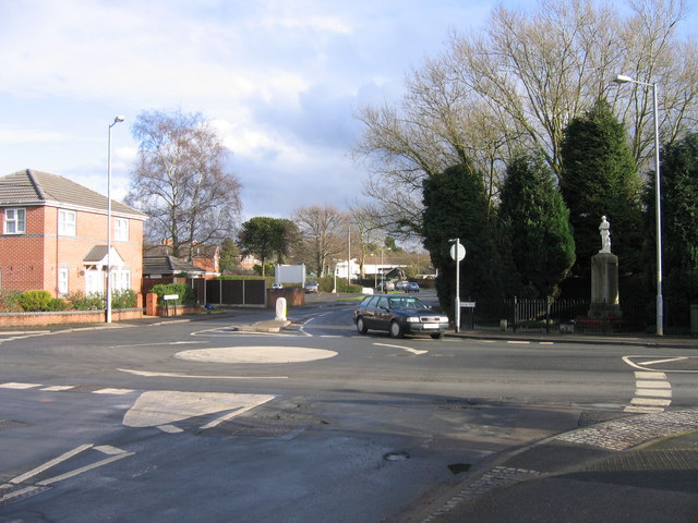 File:Junction of Stourbridge Road & Meadow Road showing War Memorial - Geograph - 1121728.jpg