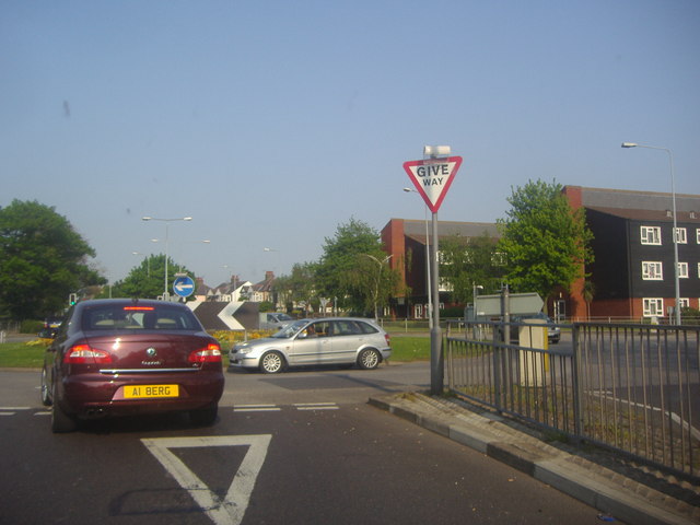 File:Roundabout on Eastern Avenue, Prittlewell - Geograph - 2959997.jpg