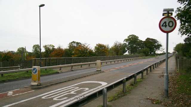 File:Bridge over the M1 motorway - Geograph - 587185.jpg