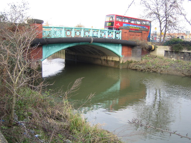 File:River Roding- A124 London Road bridge in Barking - Geograph - 322293.jpg