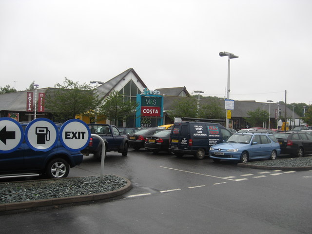 File:The entrance and car park at Cherwell Valley Services on the M40 - Geograph - 1435892.jpg