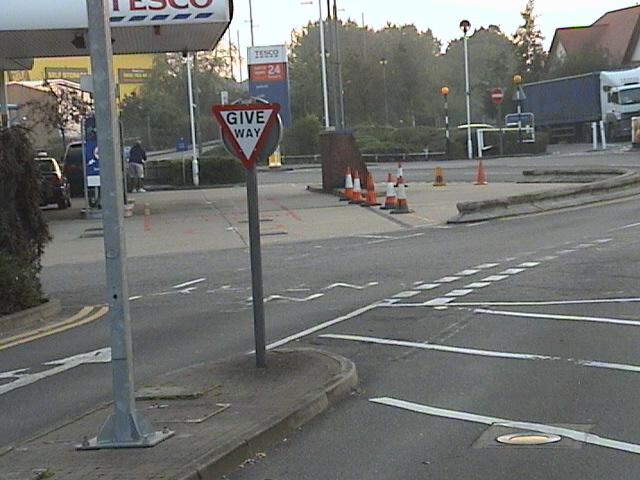 File:Tesco give way - Coppermine - 8484.JPG