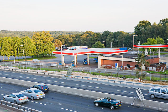 File:Rownhams Motorway Service Station (south side) - Geograph - 973425.jpg