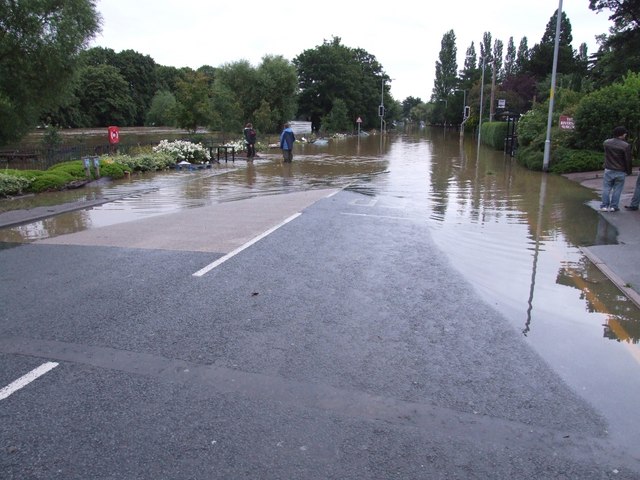 File:The River Avon on Waterside - Geograph - 505595.jpg