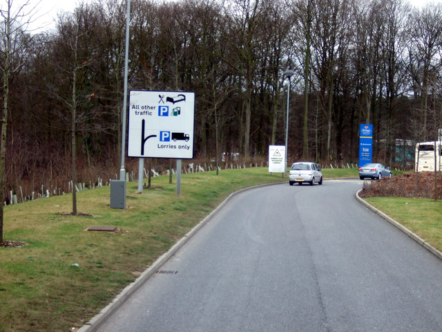 File:Access road to Beaconsfield Services (C) JThomas - Geograph - 2869119.jpg