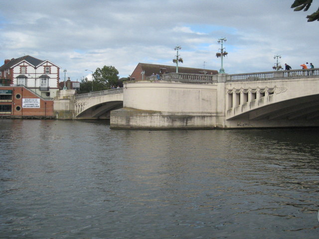 File:Caversham Bridge on the Thames - Geograph - 951896.jpg