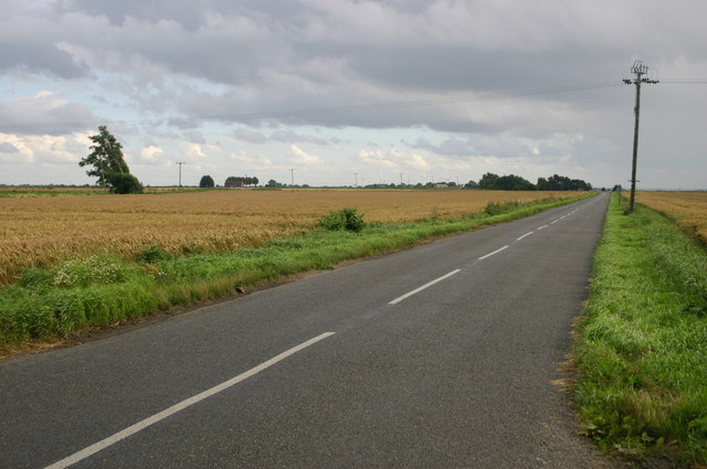 File:Ibberson's Drove down to Bettys Nose farm - Geograph - 498355.jpg