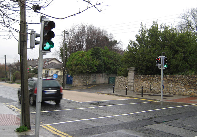 File:AluStar pelican crossing, Dundrum, Dublin - Coppermine - 16597.jpg