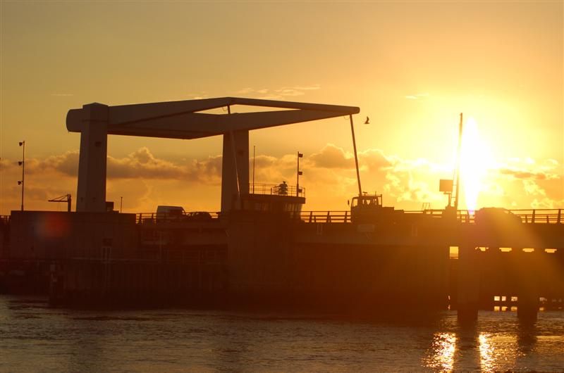 File:Breydon Bridge at sunset - Coppermine - 8901.JPG