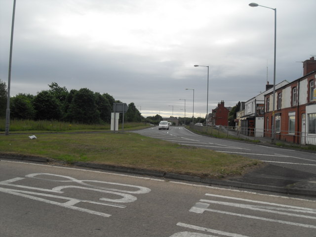 File:Chequerbent Roundabout - Geograph - 1948104.jpg