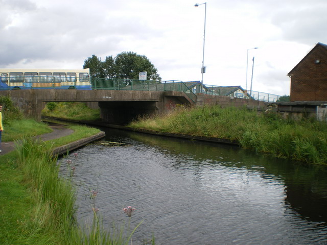 File:Deans Road bridge across the Wyrley and Essington canal - Geograph - 1410010.jpg