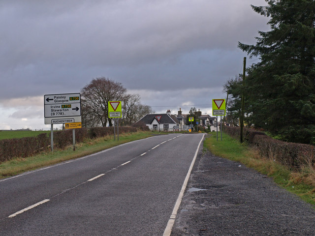 File:Road Junction Auchentiber - Geograph - 1589316.jpg