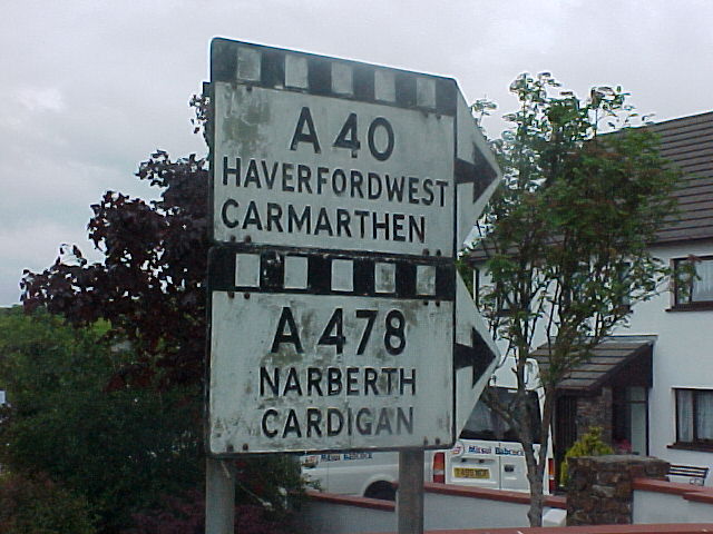 File:Pre-Worboys sign in Tenby.jpg