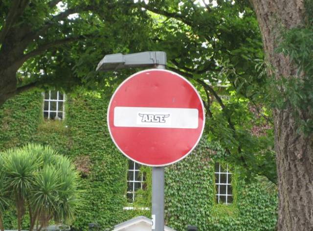 File:Defaced No Entry Sign, Exeter - Coppermine - 20008.jpg