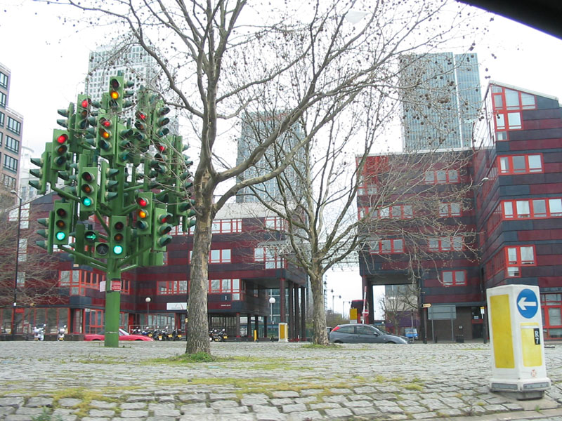 File:London Awayday - Traffic light tree - Coppermine - 17501.jpg