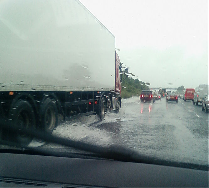File:Flooding on the M5 - Coppermine - 14129.jpg