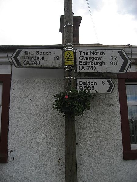 File:Ecclefechan - signs showing A74 - Coppermine - 18484.JPG
