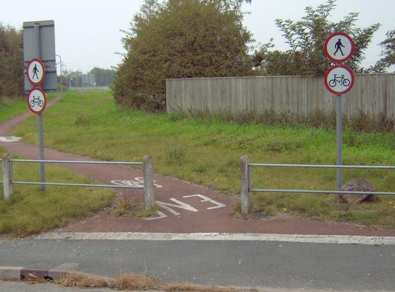 File:Oddly-signed cycle path - Coppermine - 15478.jpg