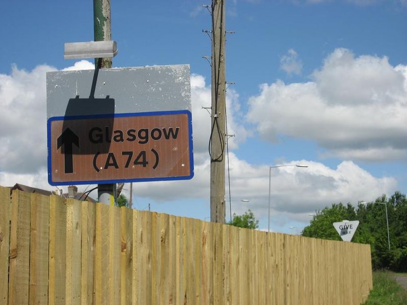 File:Faded old sign, Lesmahagow - Coppermine - 18647.JPG