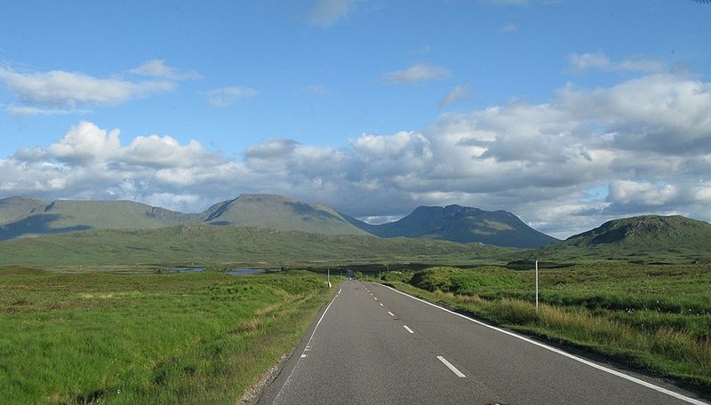 File:On The A82 - Coppermine - 19125.jpg