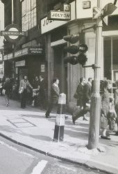 Traffic signals at Holborn, 1975 - Coppermine - 6064.jpg