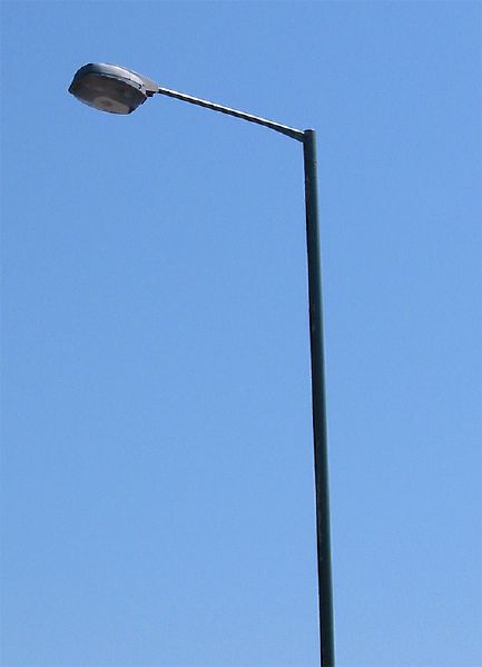 File:A close up of the GEC Z8426 streetlight lantern, Bournemouth Dorset - Coppermine - 6332.jpg