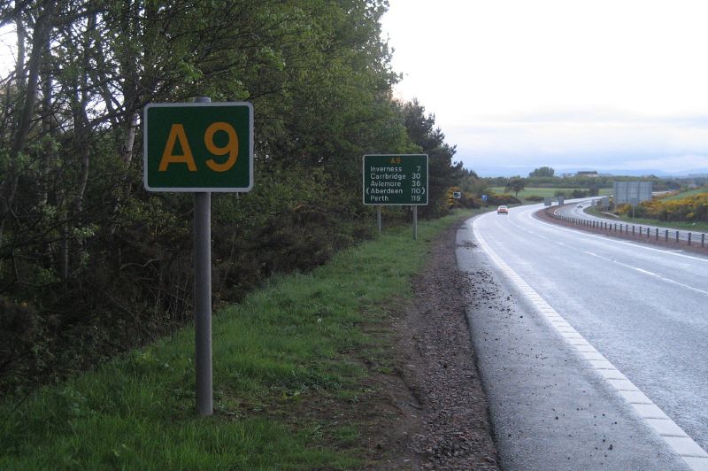 File:A9 Tore southbound route confirmation signs in 2007.jpg
