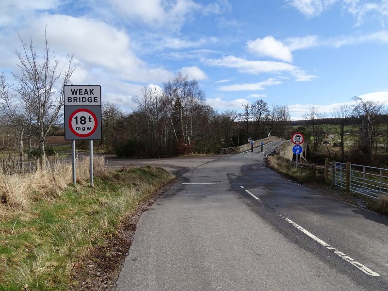 File:B9090 White Bridge - old bridge closed north end.jpg